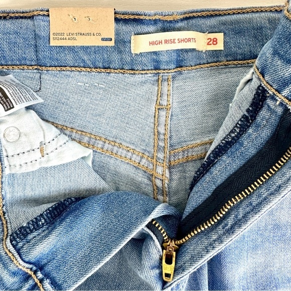 Levi’s Highrise Hypersoft Shorts in Medium Wash Size 28/6 Small - Picture 4 of 13